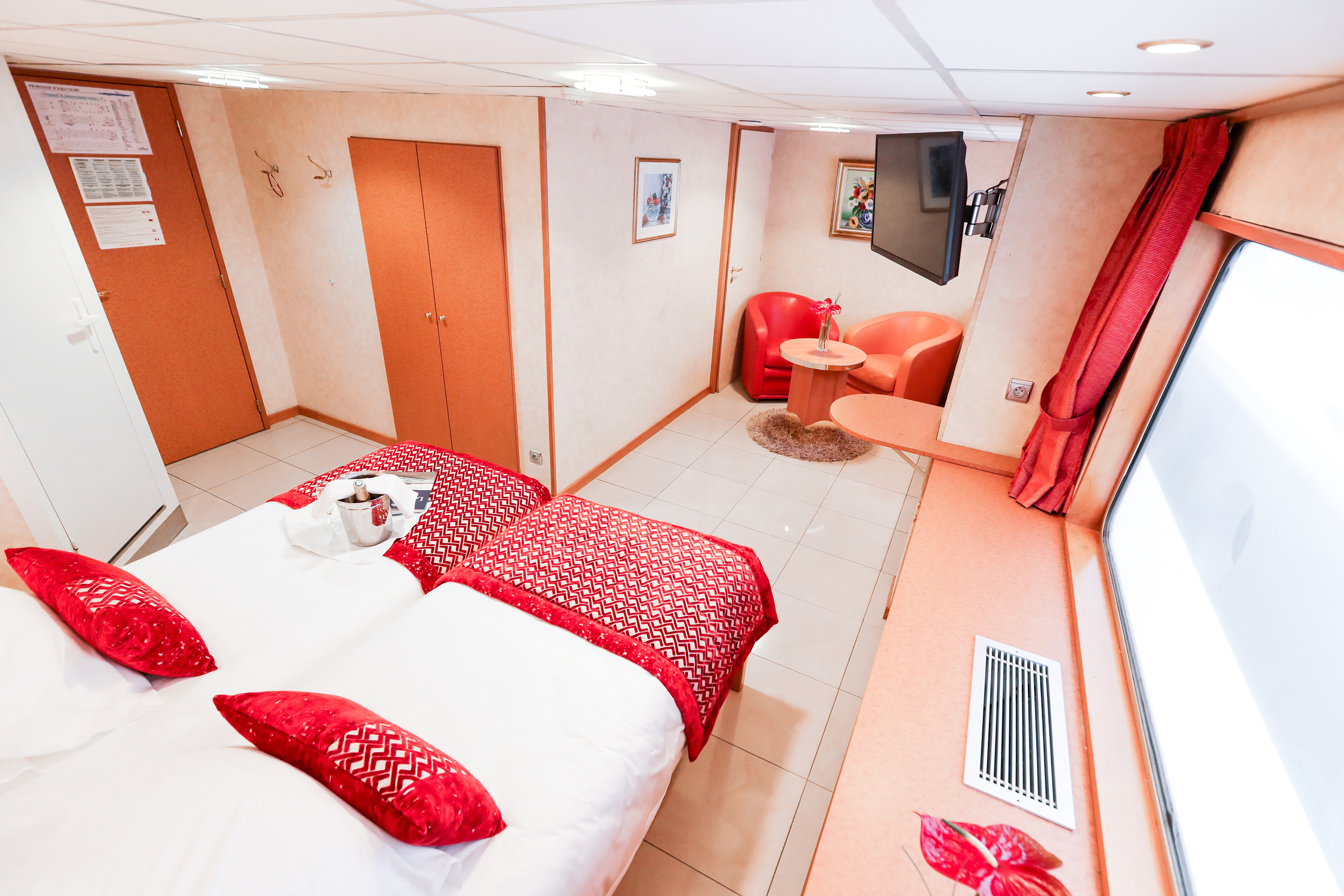 CroisiEurope MS Rhone Princess Suite 4.jpg